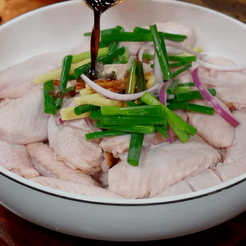 Vẫn là cánh gà chiên giòn, nhưng đây mới là cách các đầu bếp nổi tiếng thực hiện 2 cach lam canh ga chien gion 1 17129377658711916101754