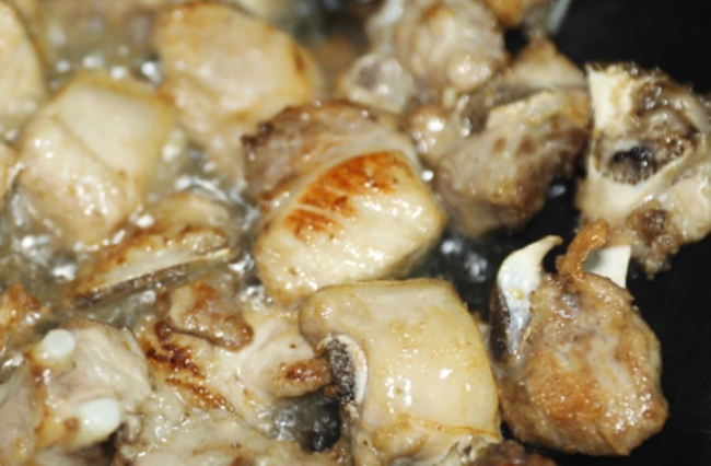 Bữa cơm mùa đông dùng sườn heo cùng loại củ này làm món ăn ngon tuyệt vị lại giúp cơ thể khỏe mạnh - Ảnh 2. Bữa cơm mùa đông dùng sườn heo cùng loại củ này làm món ăn ngon tuyệt vị lại giúp cơ thể khỏe mạnh - Ảnh 2.