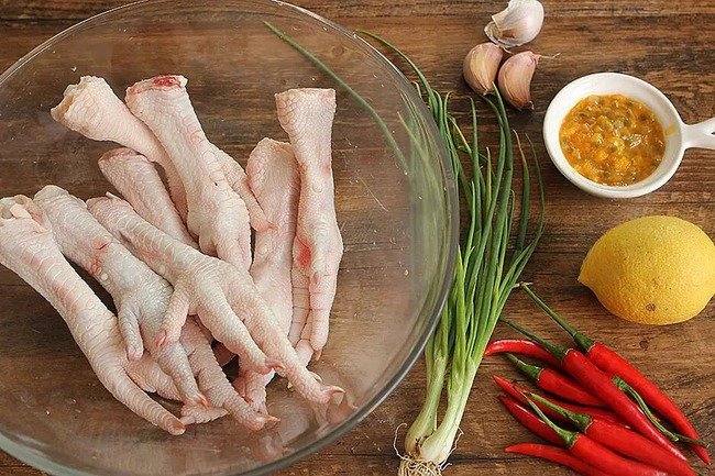 Mách bạn cách làm chân gà chua cay hấp dẫn đón Tết Nguyên đán 2024, ăn giải ngán &quot;siêu cuốn&quot; - Ảnh 1.