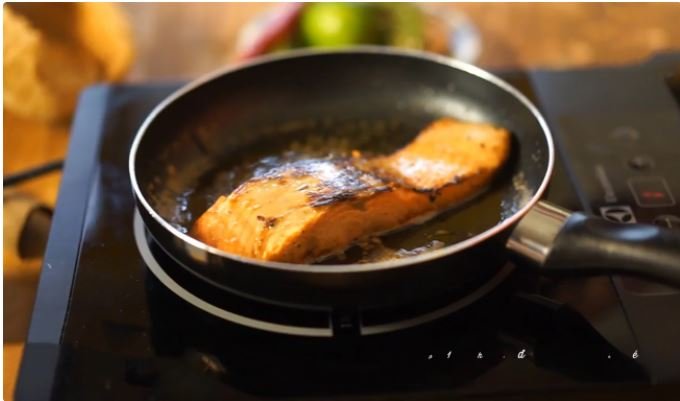 Các cách làm cá hồi áp chảo sốt bơ chanh và sốt cam thơm ngon, đậm đà 5 4 8