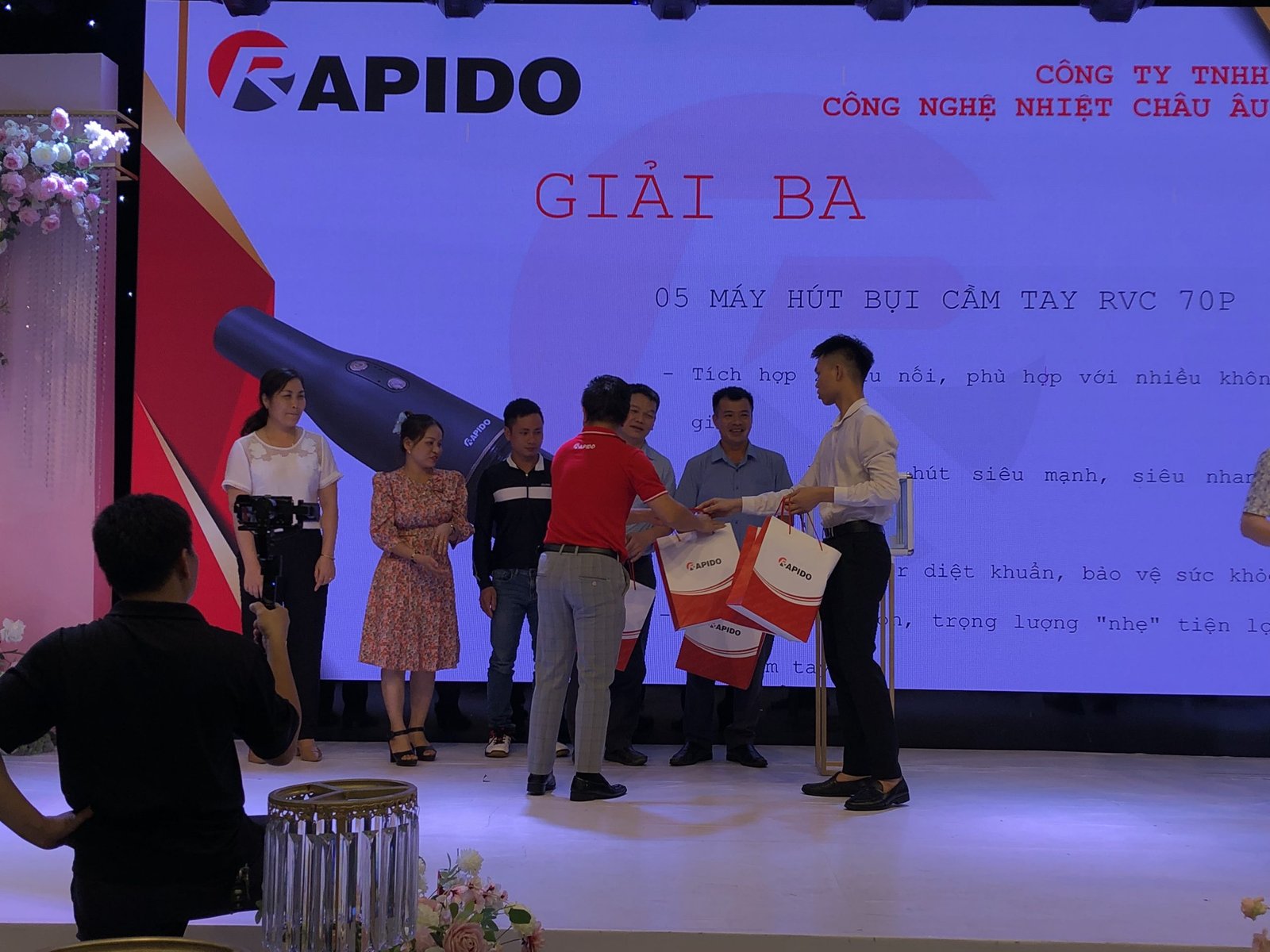 HỘI NGHỊ TRI ÂN KHÁCH HÀNG "KẾT SỨC MẠNH - NỐI THÀNH CÔNG" TẠI THANH HÓA 5 Trao quà bốc thăm may mắn trong sự kiện hội nghị khách hàng Rapido