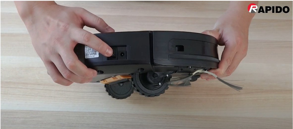 Tắt nguồn của máy trước khi vệ sinh robo hút bụi