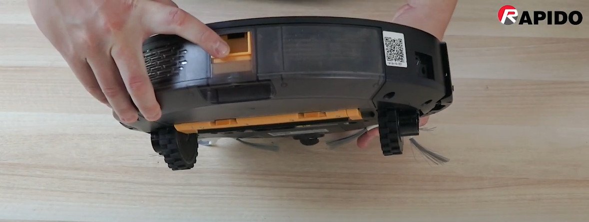 Bấm khóa lẫy để tháo khoang chứa rác của Oddo R8S