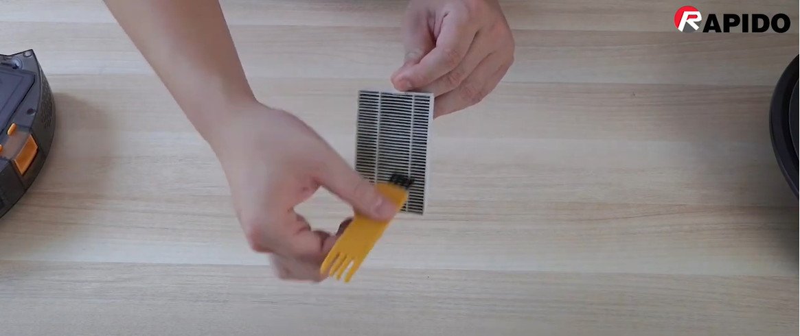 Vệ sinh tấm lọc bằng dụn cụ vê sinh kèm máy