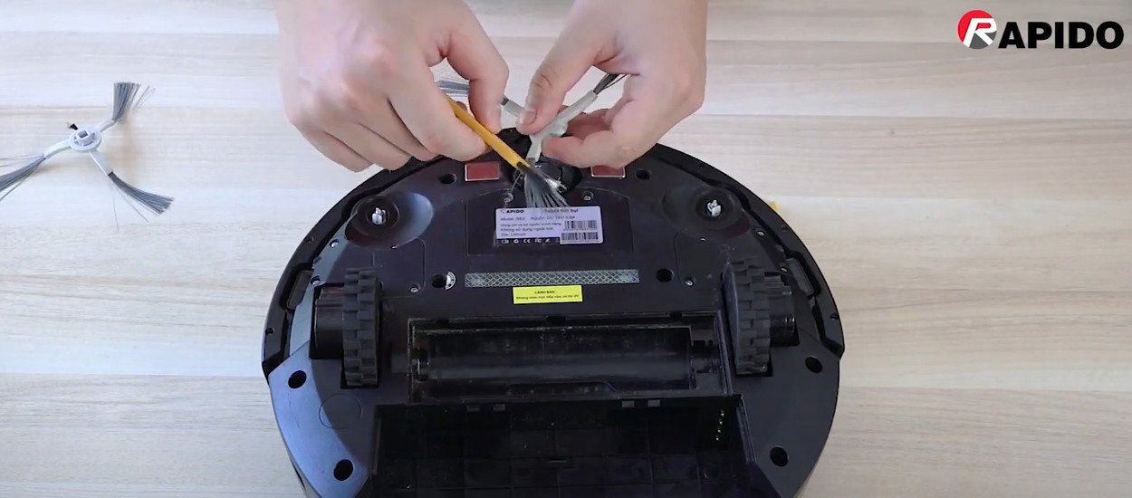 Vệ sinh chổi cạnh robot bằng dụng cụ và khăn mềm