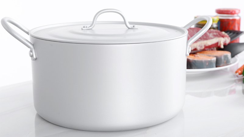 Tết này nên sắm nồi xoong chảo như thế nào? 5 nhung uu va nhuoc diem cua noi chao hop kim nhom inox nhom duc ban nen biet 5