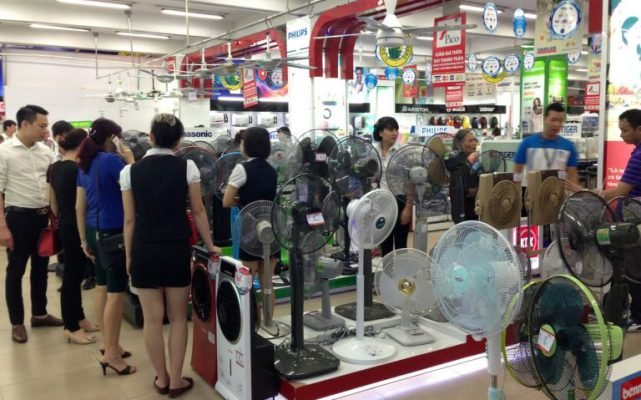 Người dân thi nhau đi mua quạt sạc tích điện