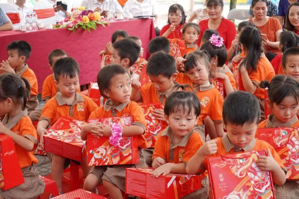 Oddo tài trợ quà tặng từ thiện cho các điểm trường khó khăn