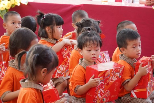 Oddo tài trợ quà tặng từ thiện cho các điểm trường khó khăn