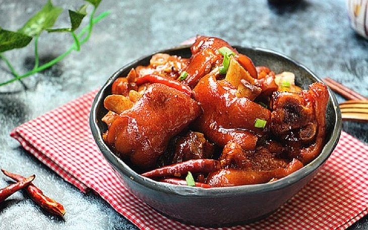 thịt xương móng giò om