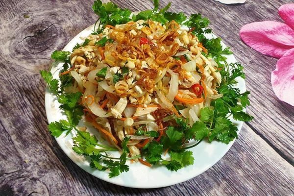 Mách anh em 3 công thức "dọn tủ" món gà luộc thừa sau Tết. 2 Tết