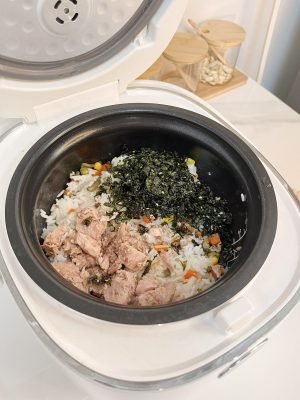 Cách làm cơm nắm cá ngừ chỉ với một chiếc nồi cơm điện 5 z5531766585654 d4e5a5f2cf7e3f1d9b4b3a48ab2fc56b