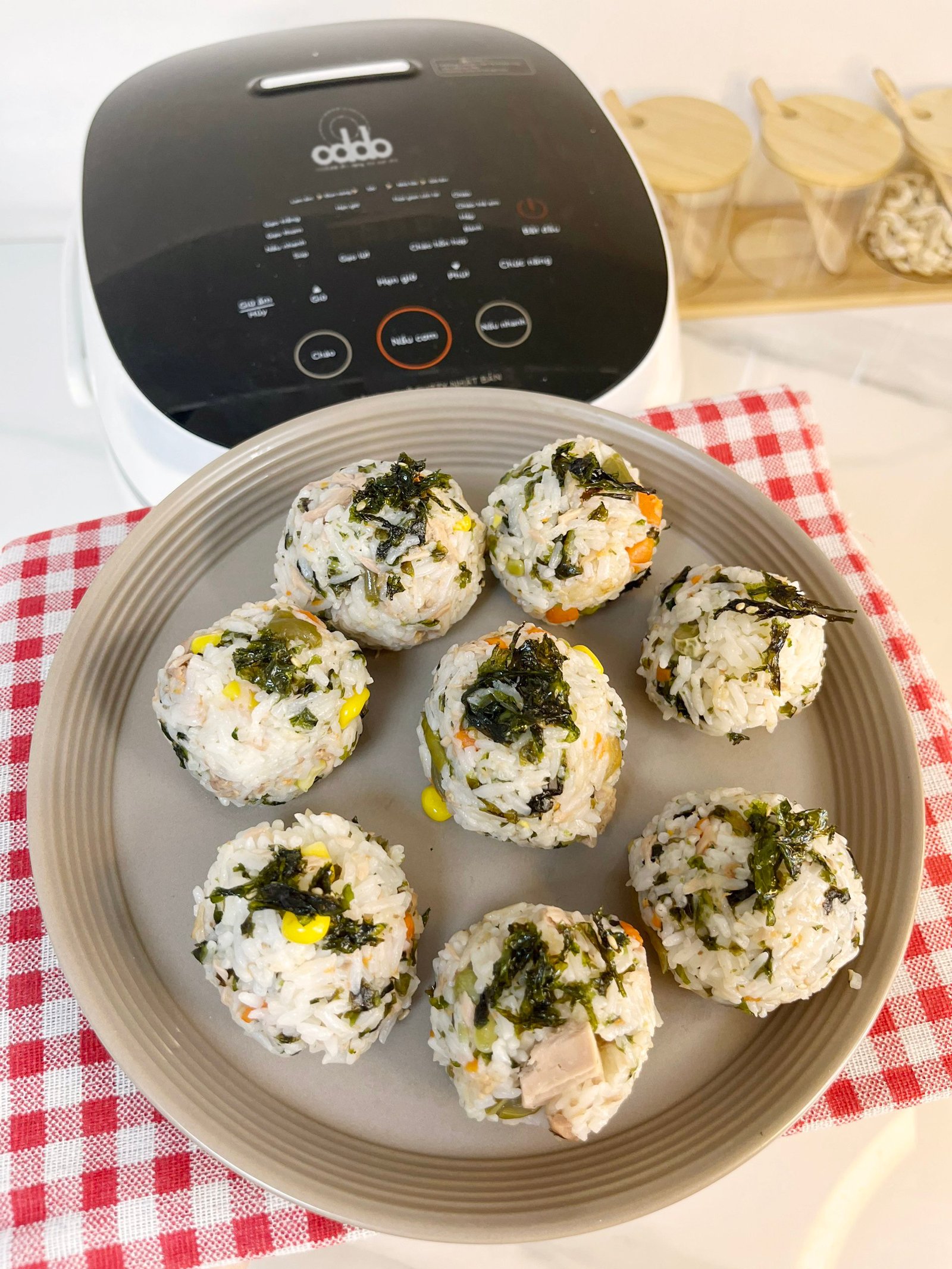 Cách làm cơm nắm cá ngừ chỉ với một chiếc nồi cơm điện 1 z5531766585665 ccb1b5128b9b32a7da7b6ab8b624d5e3