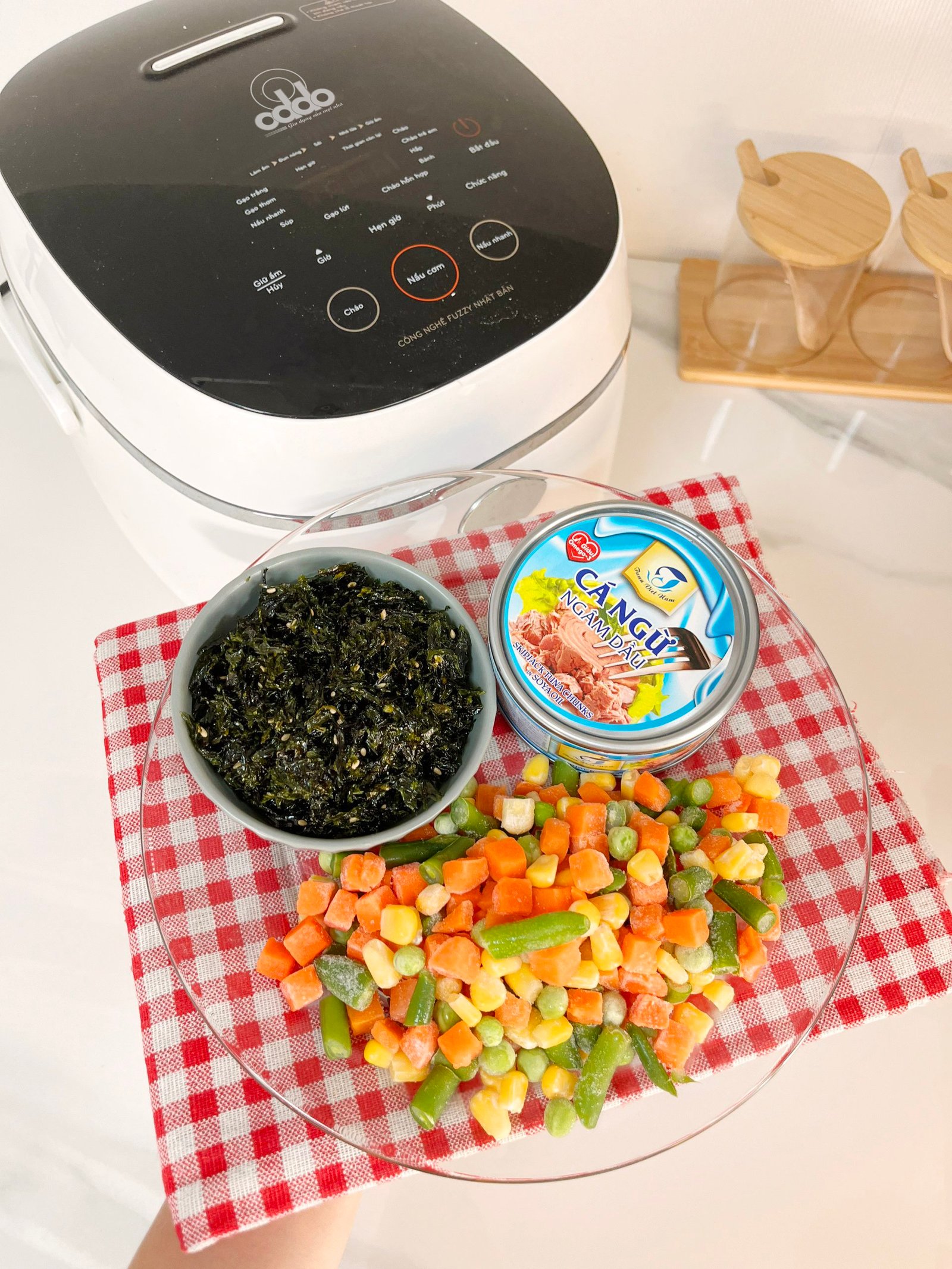 Cách làm cơm nắm cá ngừ chỉ với một chiếc nồi cơm điện 3 z5531766585667 b4c2ca47a115a165be8a9baf5658bbea